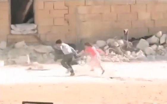 Războiul civil din Siria face din copiii obişnuiţi EROI. Momentul în care un băiat îşi salvează sora, alergând printre gloanţe