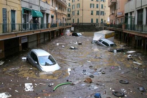 Fenomene meteo extreme. Doi oameni au murit luaţi de ape. Inundaţiile au pus stăpânire pe Italia