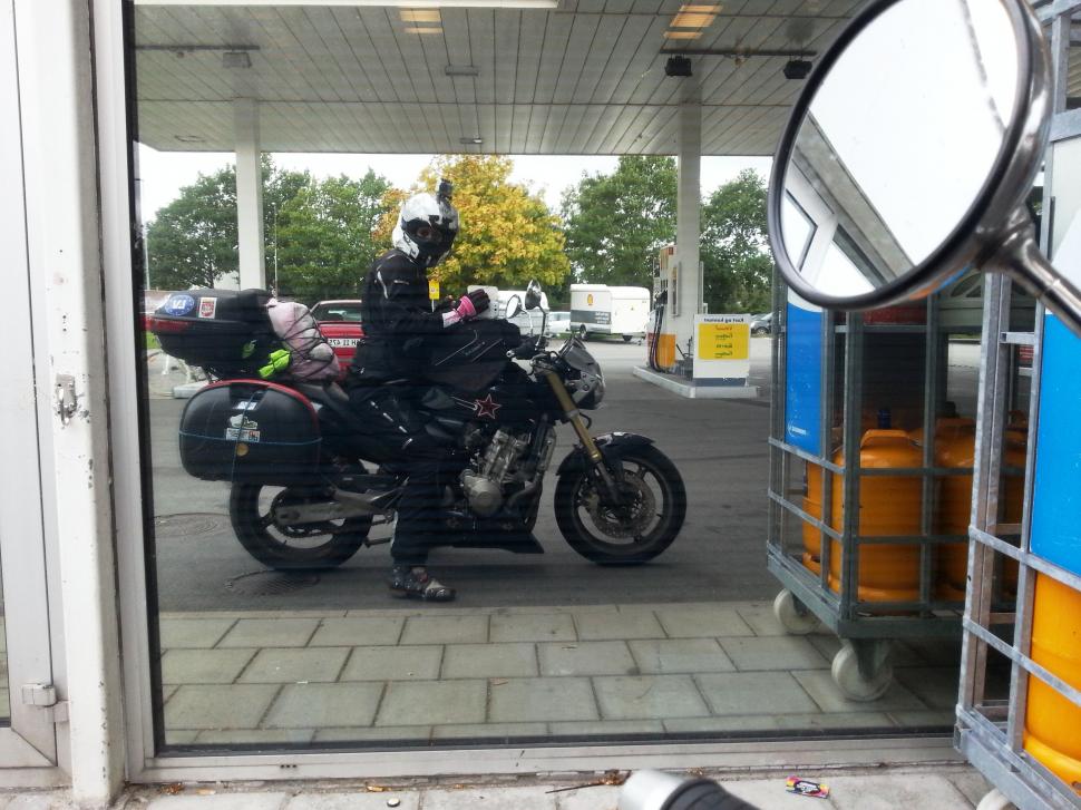 "Roxynel", prima femeie din România care a ajuns SINGURĂ, pe motocicletă, în cel mai nordic punct al Europei, Nordkapp 283425