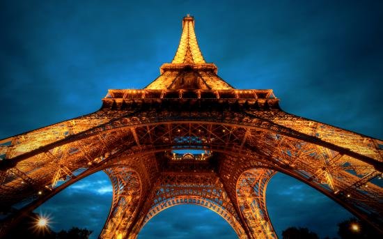Pozele făcute pe timpul nopţii în faţa turnului Eiffel te pot băga în belele