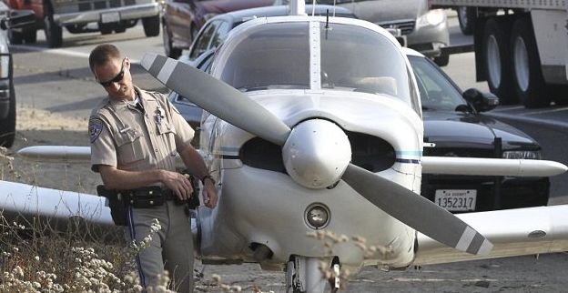 Un avion de mici dimensiuni a aterizat pe o autostradă din Arizona