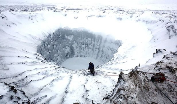 Cum arată în INTERIORUL craterelor uriaşe din Siberia. Cercetătorii au studiat cu atenţie locul