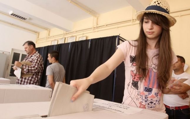 ALEGERI PREZIDENŢIALE 2014. Peste 225.000 de tineri de 18 ani şi peste 2.600 de centenari sunt aşteptaţi la vot