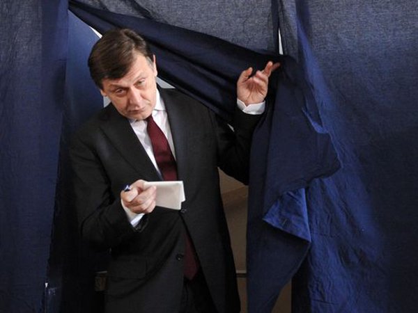 ALEGERI PREZIDENŢIALE 2014. Reacţia NEAŞTEPTATĂ a lui Crin Antonescu, la ieşirea din cabina de vot
