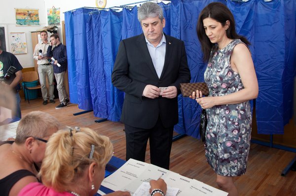 ALEGERI PREZIDENŢIALE 2014. Vicepremierul Gabriel Oprea a votat &quot;pentru o Românie puternică şi unită&quot;