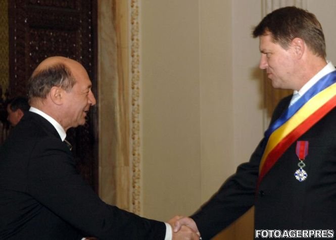Băsescu îl felicită pe Iohannis şi îi urează succes în exercitarea mandatului