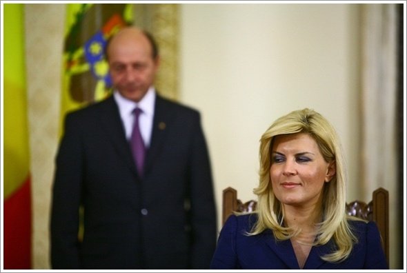 Reacţia INCREDIBILĂ a Elenei Udrea după anunţarea NOULUI PREŞEDINTE: &quot;Traian Băsescu termină CÂŞTIGĂTOR!!&quot;