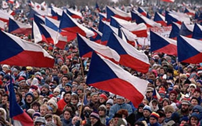 Cehii au sărbătorit 25 de ani de la &quot;revoluţia de catifea&quot;. Premierul, lovit cu ouă