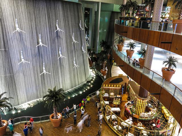 Printre piete traditionale si mall-uri “gigant” in Dubai