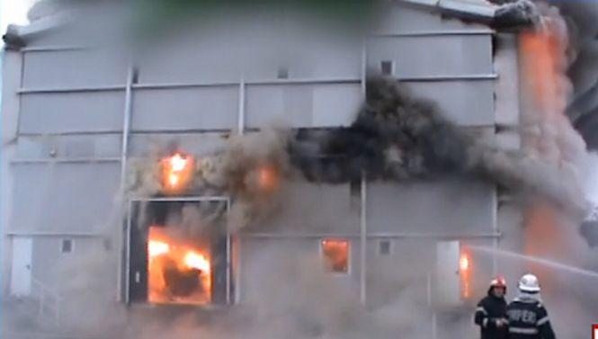 O fabrică de mezeluri din Argeş a ars în întregime. Doi dintre pompieri au scăpat în ultima clipă după ce acoperişul s-a prăbuşit