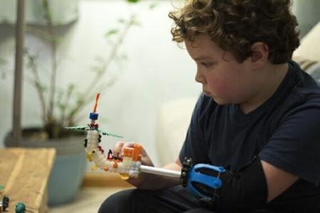 Povestea impresionantă a copilului fără braţ care şi-a construit o proteză din lego