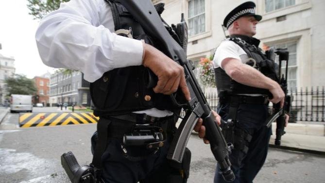 Trei indivizi suspectaţi de activităţi teroriste, inculpaţi în Marea Britanie