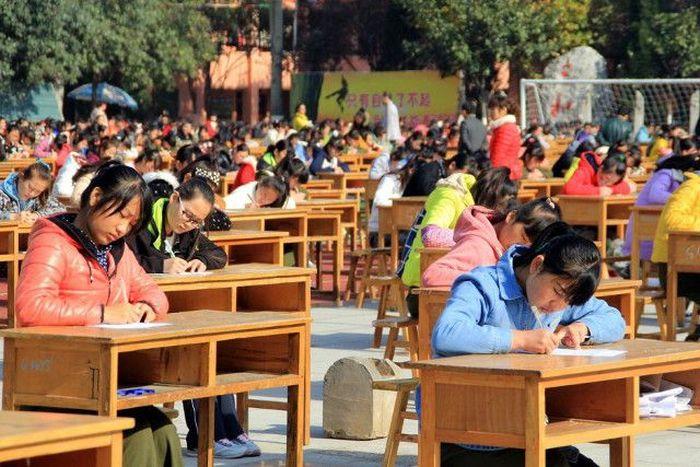 De ce a ajuns China a doua PUTERE MONDIALĂ. Cum îşi dau elevii examenele 284699