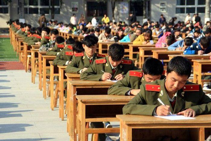 De ce a ajuns China a doua PUTERE MONDIALĂ. Cum îşi dau elevii examenele 284700