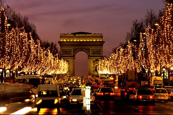 Parisul s-a îmbrăcat de sărbătoare. Luminile s-au aprins pe Champs Elysees