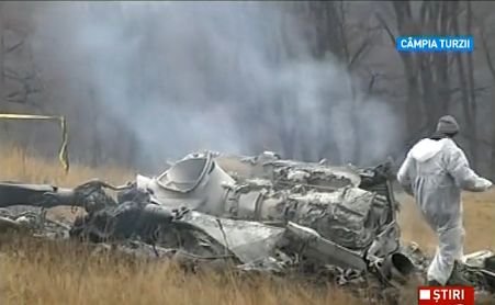 &quot;E o tragedie&quot;. Rudele şi cunoscuţii militarilor decedaţi în accidentul aviatic de la Sibiu îşi plâng morţii 