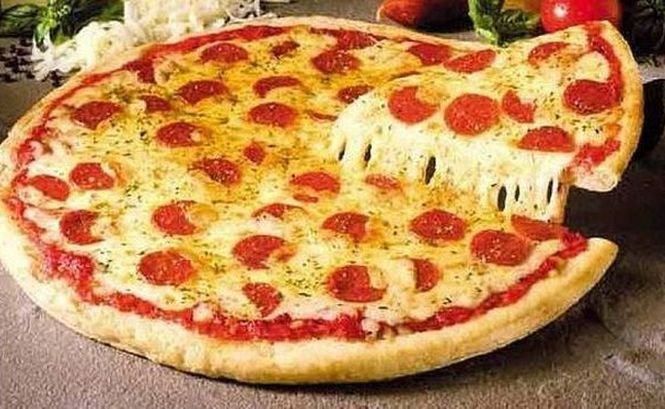 Imaginaţia românilor nu are limite. A apărut pizza Iohannis cu salam de Sibiu