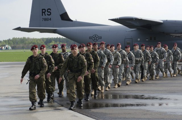 Trupele americane vor rămâne în Polonia şi ţările baltice în 2015