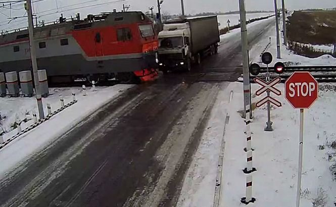 Imagini ŞOCANTE! Camion SPULBERAT pe şine de două trenuri (VIDEO)