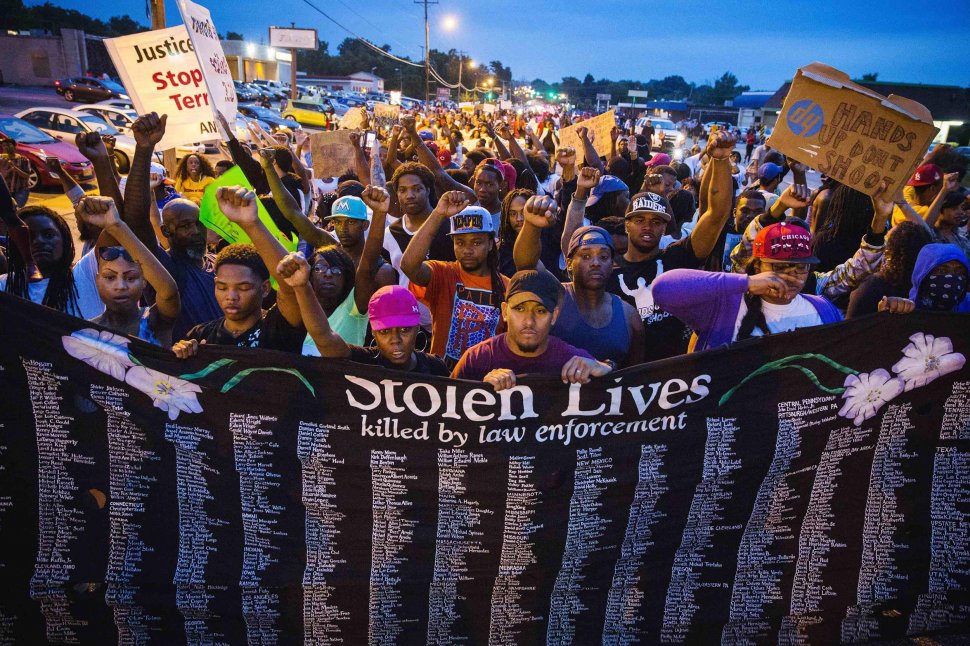 A pornit REVOLTA în Ferguson, SUA, după ce poliţistul care a împuşcat de 12 ori un adolescent de culoare NU a fost pus sub acuzare