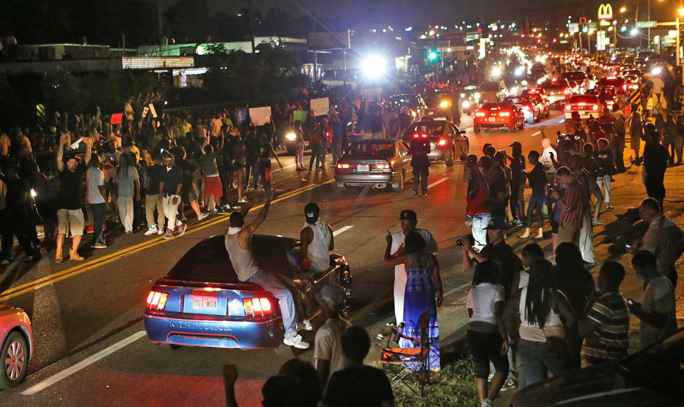 America FIERBE după verdictul dat în cazul adolescentului ucis de poliţistul din Ferguson. Oamenii au ieşit în stradă în marile oraşe