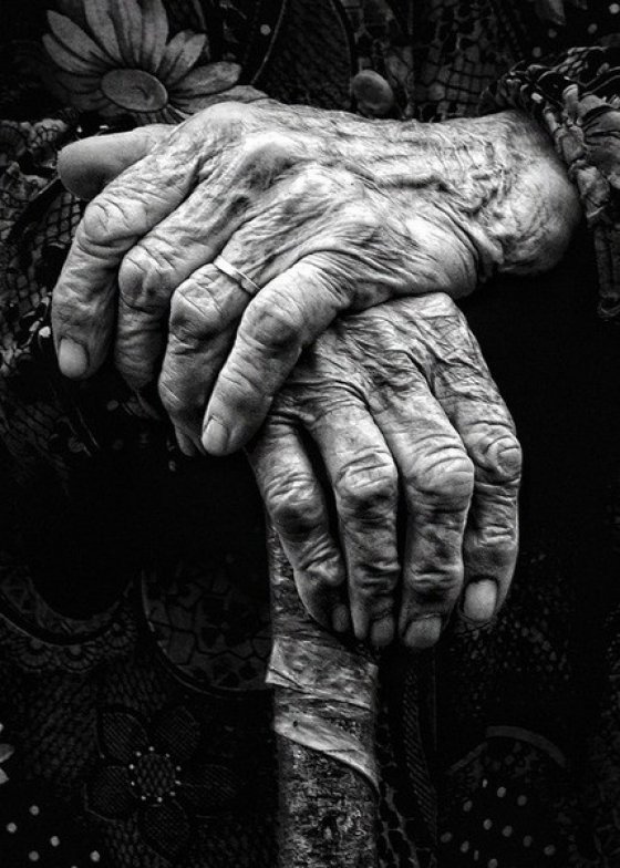 Bătrână de 83 de ani, scoasă în stradă de nora ei, cu ajutorul unui executor judecătoresc. &quot;Voia să pună mâna pe casă&quot;