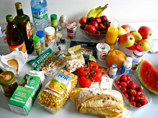 INS: Românii dau pe mâncare aproape jumătate din banii câştigaţi