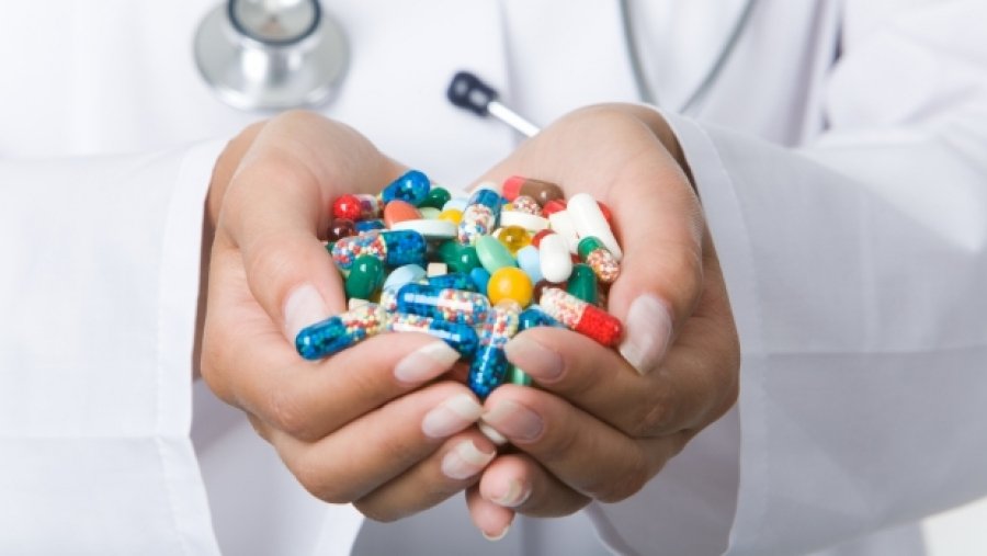 Percheziţii DIICOT la medici şi farmacişti suspectaţi că au decontat medicamente în baza unor documente false