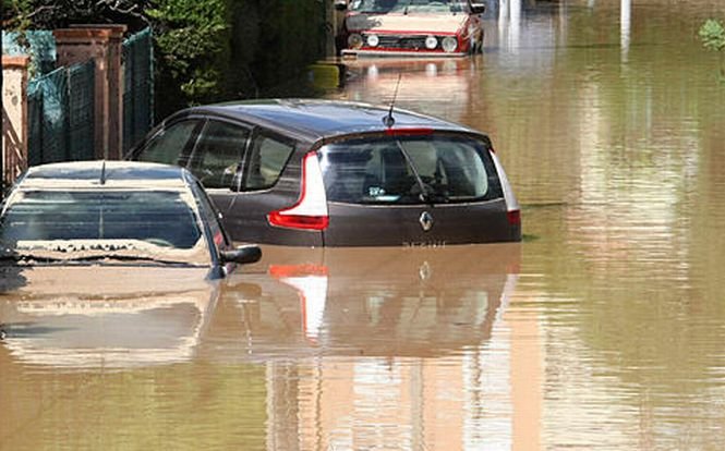 Ploi torenţiale şi inundaţii pe Riviera Franceză. O persoană a murit şi alte trei sunt date dispărute