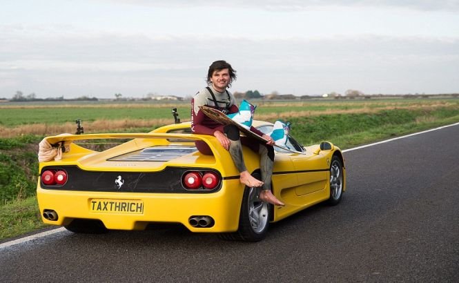 Sport EXTREM! Un tânăr s-a lăsat tras de un Ferrari cu 130 km/h (VIDEO)