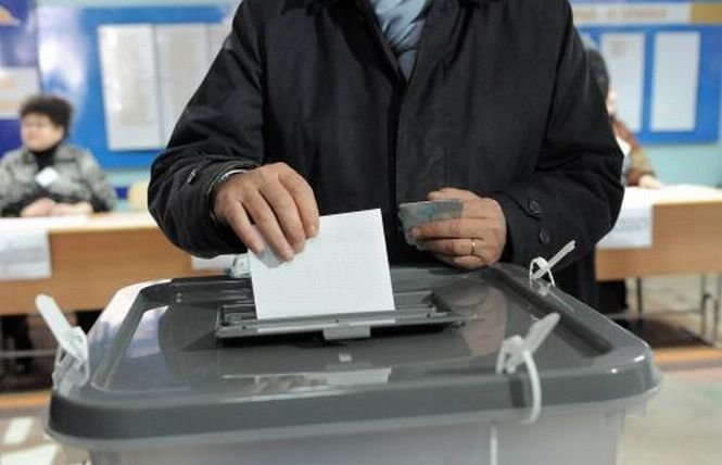 Republica Moldova, între UE şi Rusia. Politicienii moldoveni s-au grăbit să voteze. Voronin şi-a uitat buletinul acasă