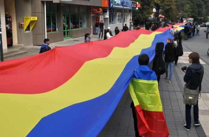 Românii se pregătesc pentru ziua naţională. Vânzările de steaguri au crescut considerabil