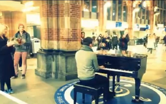 Un român a cântat imnul naţional la pian, în gara din Amsterdam