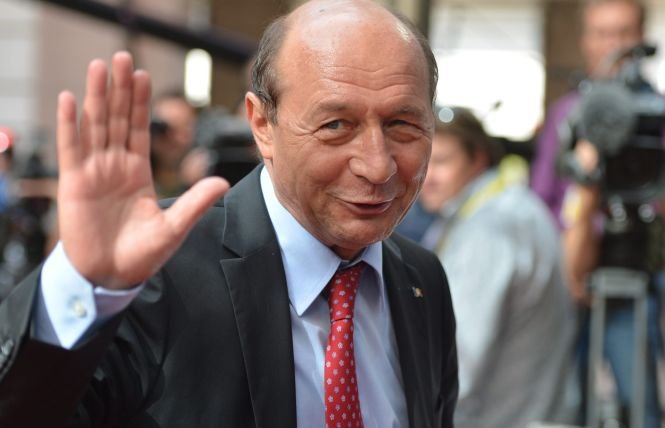 Parlamentarii vor să-i lungească mandatul lui Băsescu