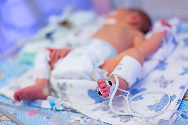 Gemeni născuţi prematur la puţin peste 500 de grame trăiesc datorită medicilor neonatologi de la Regina Maria