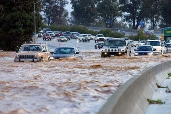 Inundaţii de amploare în California, zeci de persoane fiind salvate de echipele de intervenţie