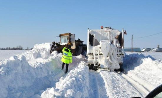 Mai multe drumuri au fost blocate de zăpadă şi viscol