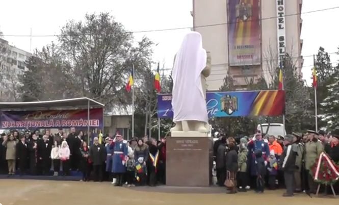 Momente INEDITE de 1 Decembrie: paradă militară în supermarket şi statuie-surpriză cu Mihai Viteazul