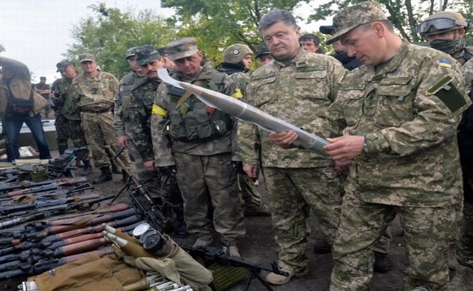 Poroşenko se duce în Donbass cu tolba plină. 100 de maşini grele de război vor fi înmânate soldaţilor ucraineni