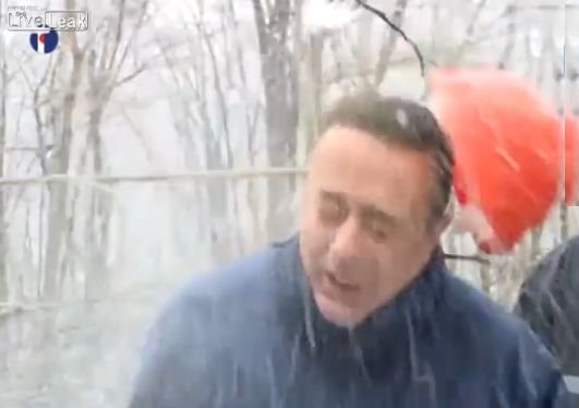 VIDEO. Momentul în care o bucată de gheaţă cade în capul ministrului sârb al Energiei