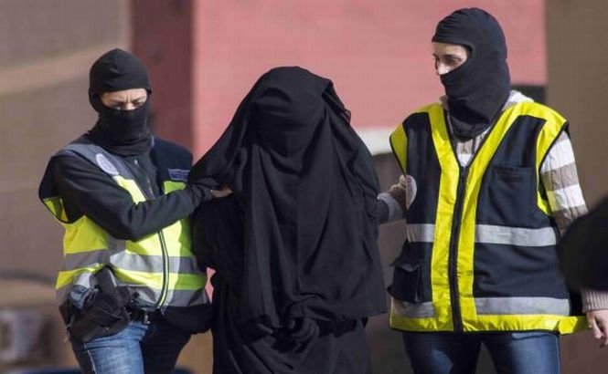 7 persoane arestate în Spania şi Maroc pentru trimiterea de femei pe frontul jihadist