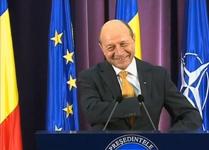 Traian Băsescu şi-a decorat medicul de familie