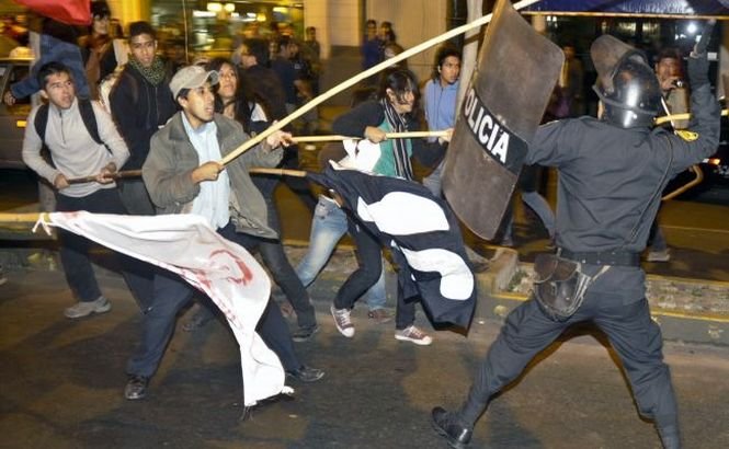 Peru. O persoană a murit şi cinci au rănite grav în ciocnirile violente dintre protestatari şi forţele de ordine
