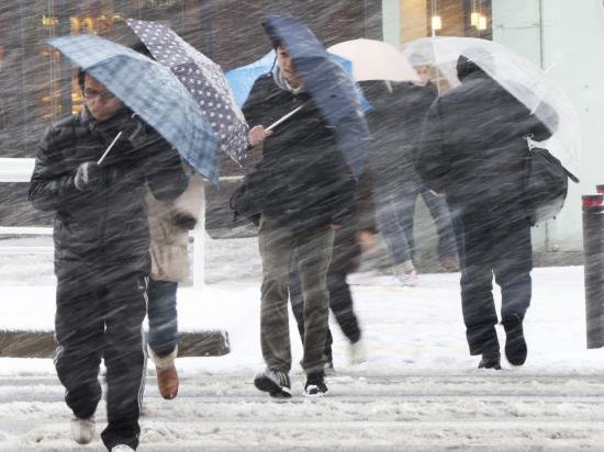 Furtuni de zăpadă în Japonia. Cel puţin 11 morţi şi sute de locuitori izolaţi 