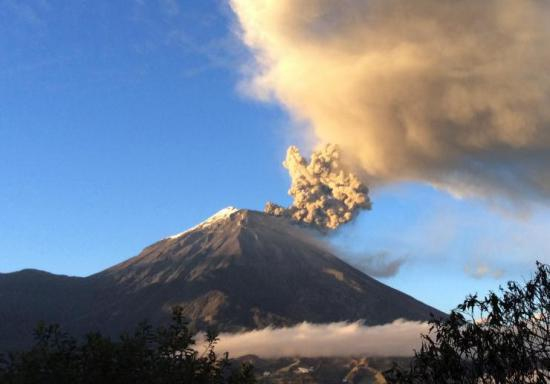Vulcanul Gamalama din Indonezia a erupt. Nouă alpinişti care se aflau pe munte în momentul erupţiei au fost răniţi
