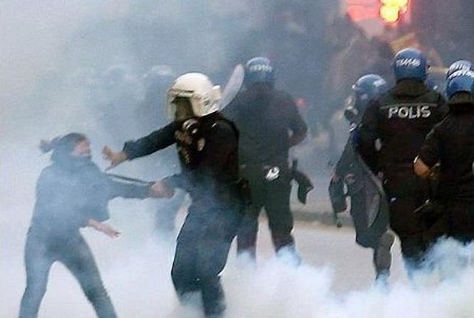 Un protest al profesorilor turci a degenerat în confruntări violente cu poliţia