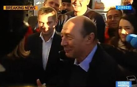 Traian Băsescu, la bere în oraş: Am revenit la condiţia pe care mi-am dorit-o, de om liber