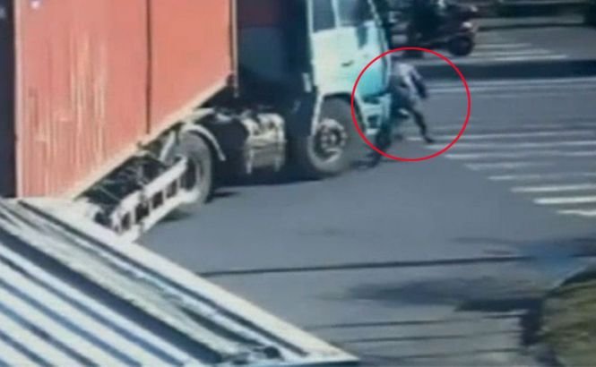 INCREDIBIL! A scăpat cu viaţă după ce un camion GREU a trecut peste el (VIDEO)