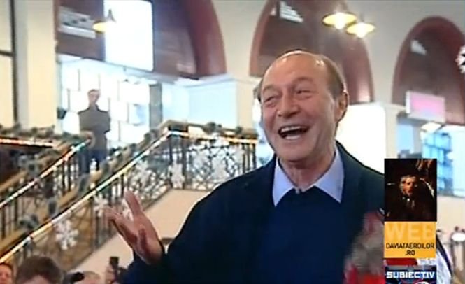 Traian Băsescu la berărie, urcat pe mese, după terminarea mandatului
