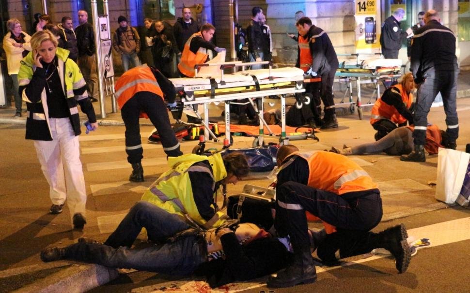 Un individ a stârnit panică în Franţa. A intrat cu maşina în oamenii care mergeau pe trotuare